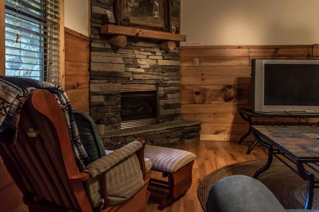 Holly Tree Hideaway - Semi Secluded Mtn Setting Villa Sevierville Buitenkant foto